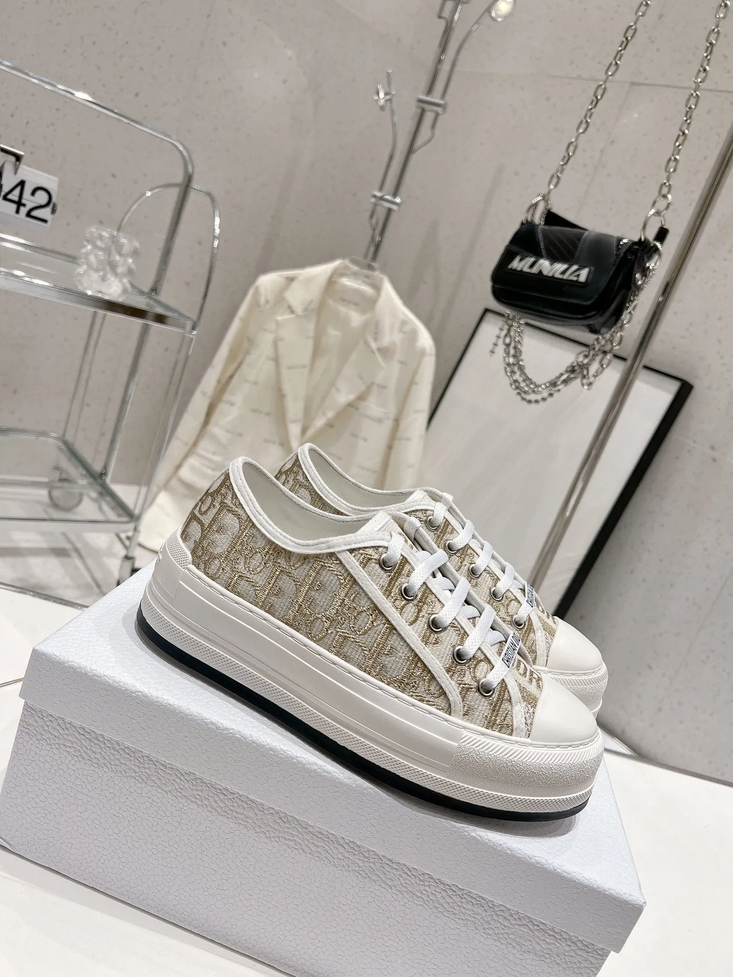 👟👟Ex-factory price P520👟👟 Dior Series Dior Dior 2024 Walk'n Series Presbyopia Embroidery Thick-soled Canvas Shoes Casual Sports Shoes Original Purchase Development Production This Walk'n'Dior thick-soled sneaker is a fashionable item that enhances the style of this series. Oblique printed cotton embroidered upper with comfortable platform sole, tongue and Christian Dior Paris signature laces. Can add fashionable temperament to all kinds of casual looks ▪️Fabric: Original customized imported Oblique printed embroidery ▪️Lining: Imported soft sheepskin lining ▪️Outsole: Original exclusive molded TPU material ▪️Sole thickness: 4.5CM ▪️Size: Women's 35-40